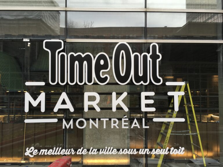 Letrres lumineuses sur panneaux de verre - Time Out Market Centre Eaton Montréal